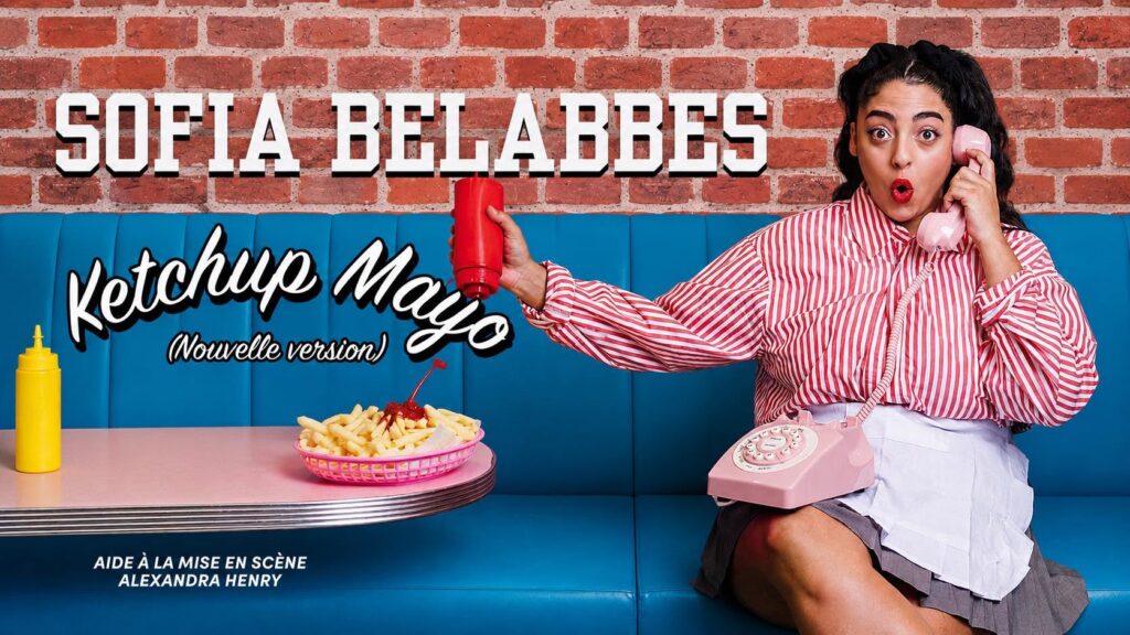 Sofia Belabbes avec un téléphone rose, visuel du spectacle « Ketchup Mayo » au Théâtre des Nouveautés à Tarbes le 14 octobre 2026 à 20h.